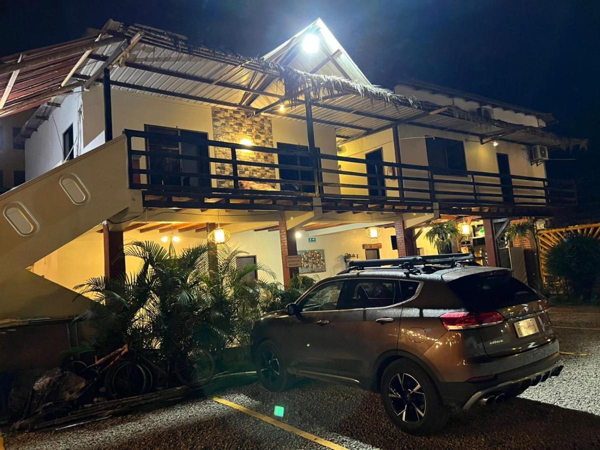 Hotel Berlin International Puerto López Esterno foto