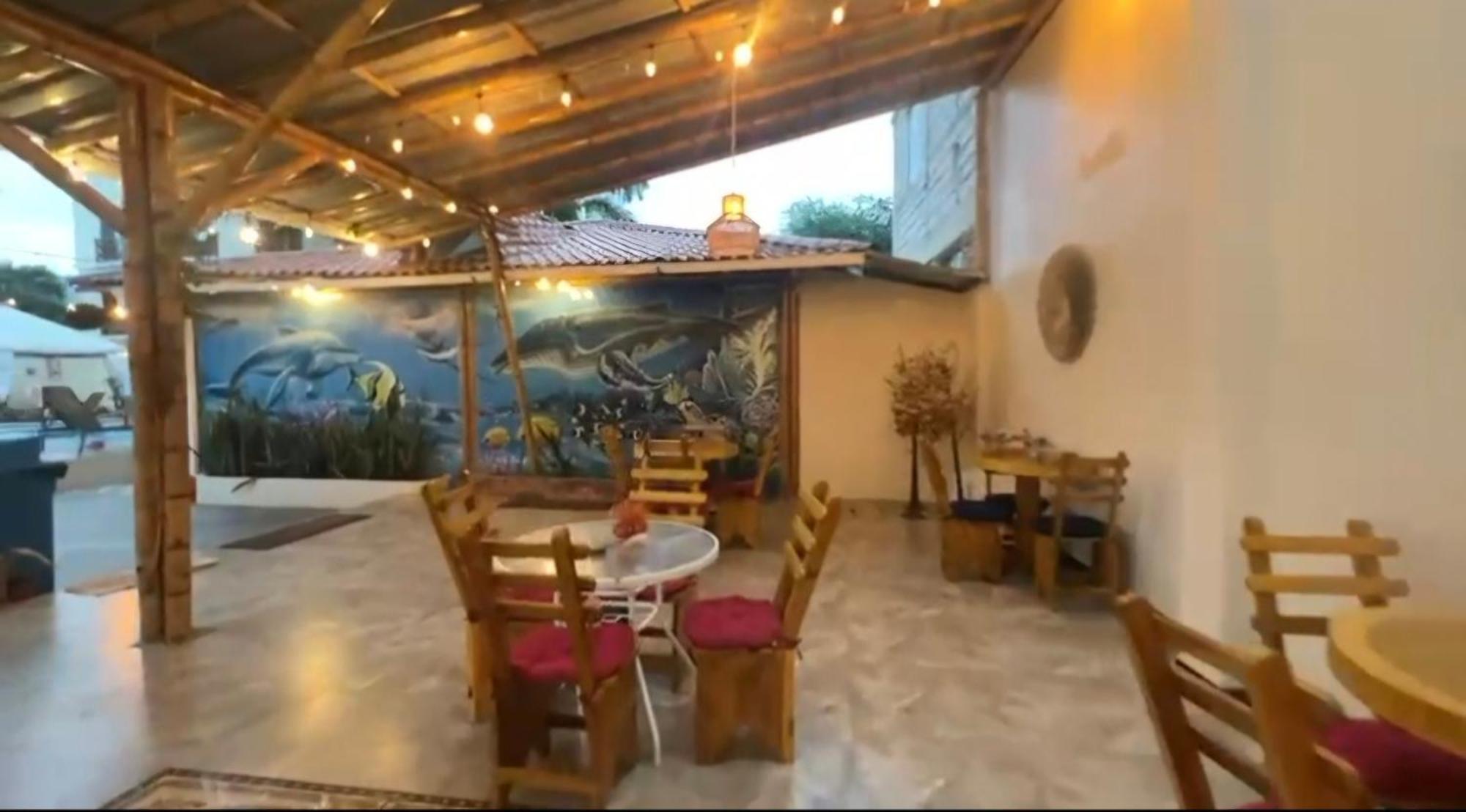 Hotel Berlin International Puerto López Esterno foto