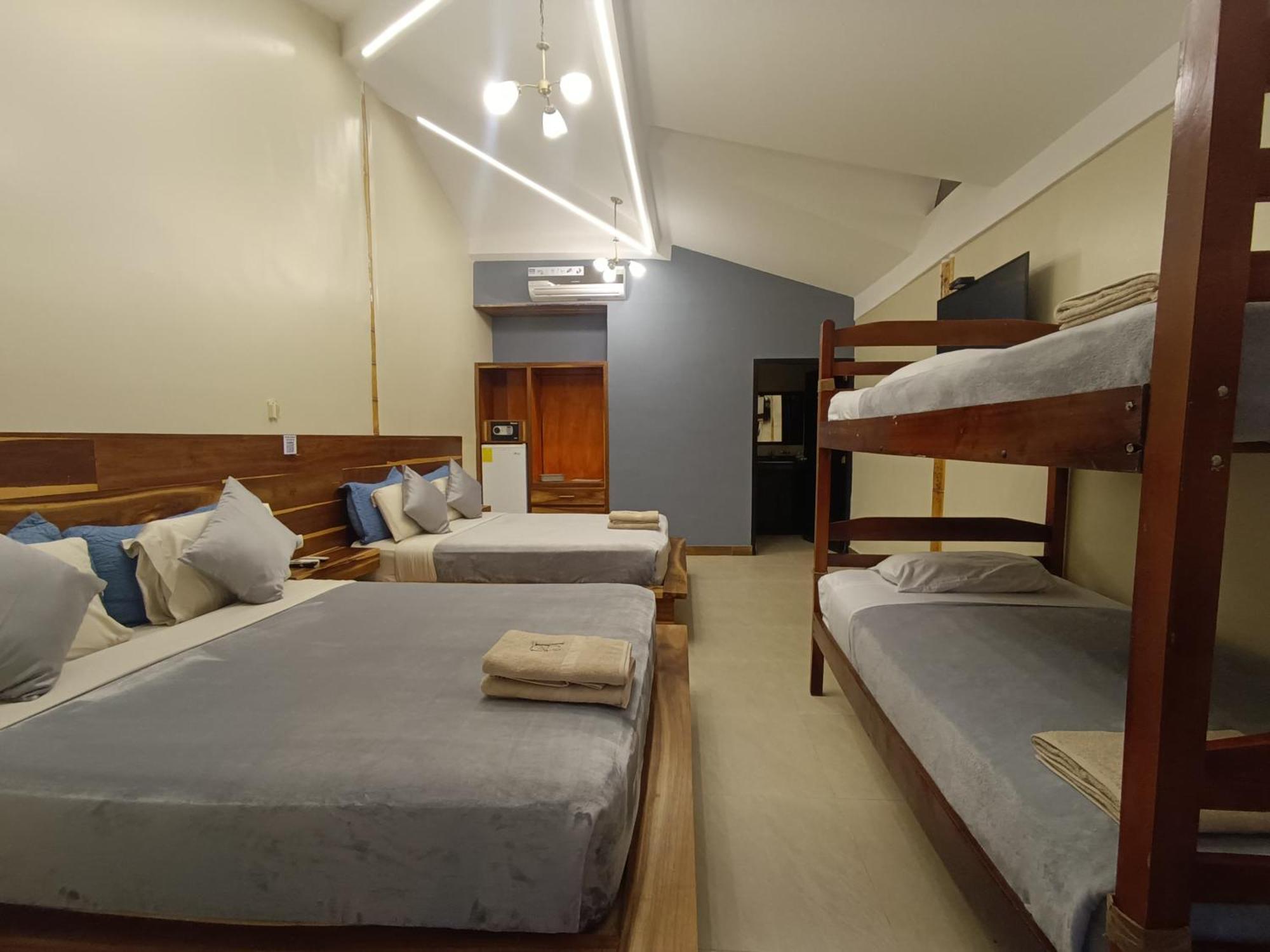 Hotel Berlin International Puerto López Esterno foto